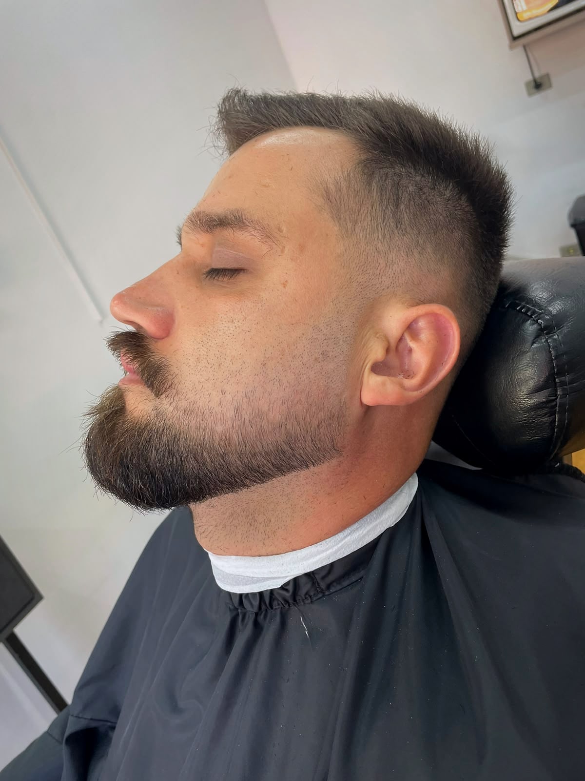 Perfil de cliente da Barbearia Ribas com corte em degradê e barba alinhada